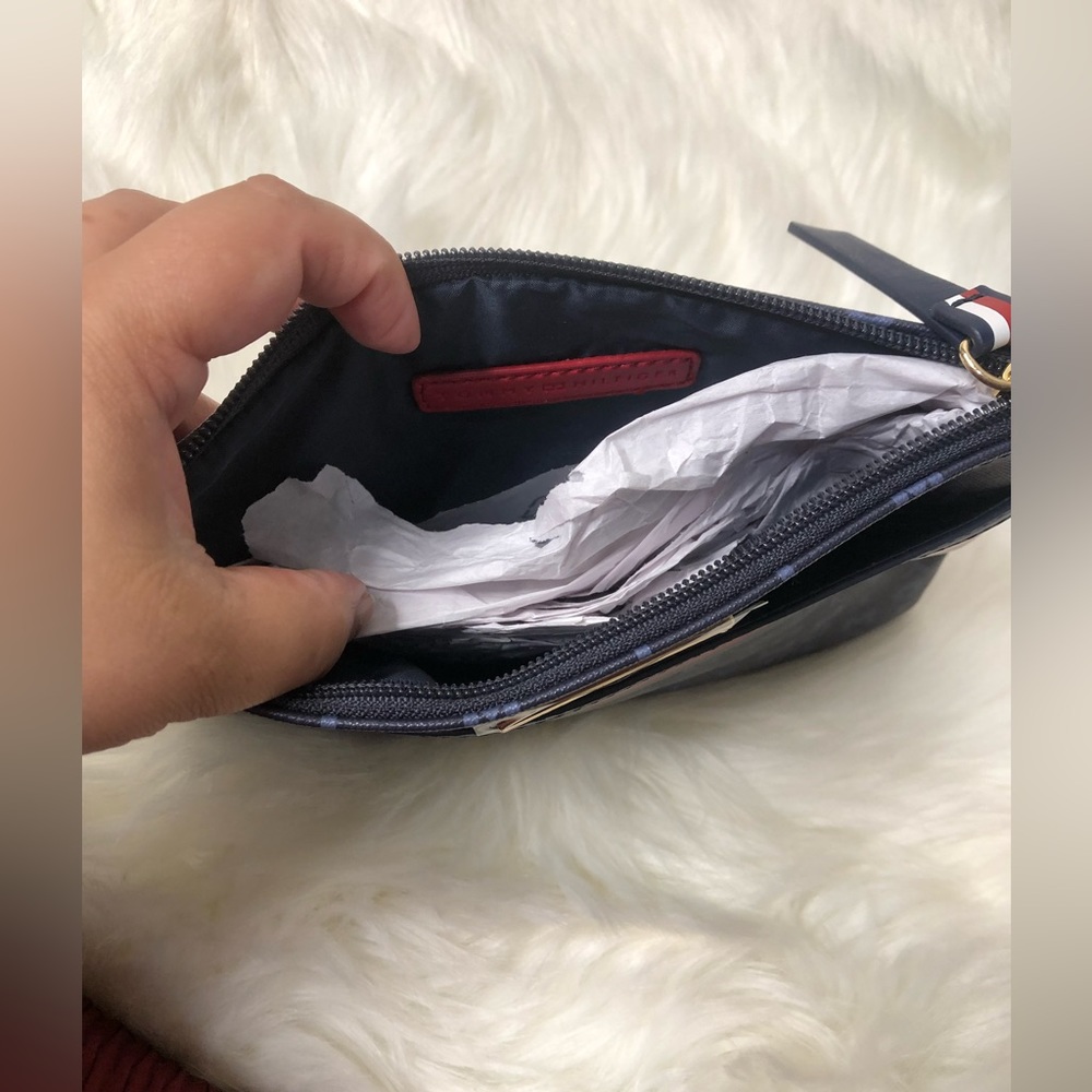 NWT Tommy Hilfiger Wristlet - Picture 5 of 9